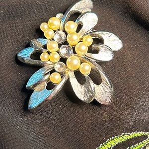 TRIFARI VTG Silver tone Metal and fake pearl brooch. AS IS missing pearls